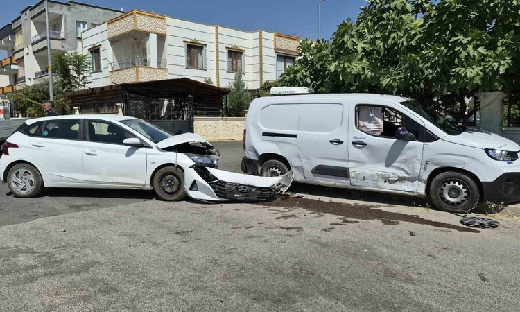 Son Gelişme: Otomobille hafif ticari araç çarpıştı
