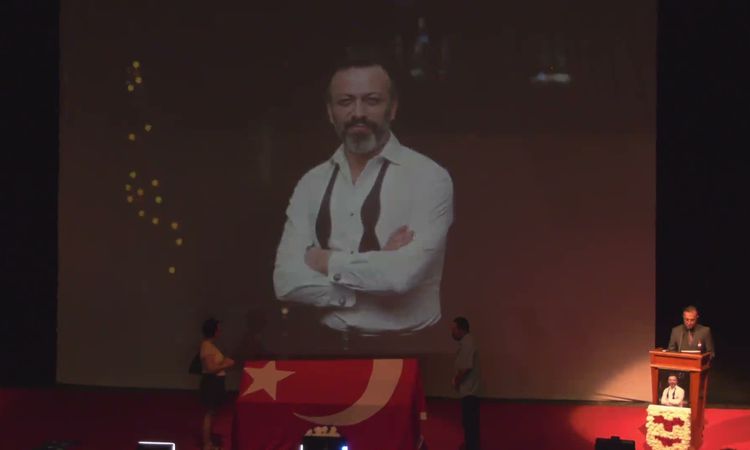 Son Gelişme: Oyuncu Serhat Kılıç için Muhsin Ertuğrul Sahnesi’nde cenaze töreni düzenlendi: Gelişmeler Takip E