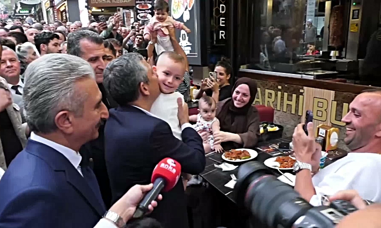 Son Gelişme: Özgür Özel Bursa’da esnafı ziyaret etti: “En düşük emekli maaşı önce asgari ücrete sonra bir buçu