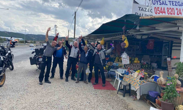 Son Gelişme: Polonyalı motosikletli turistler Sarıgöl'de bağdan üzüm kesip satın aldı: Gelişmeler Takip Ediliy
