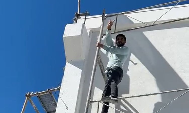 Son Gelişme: Rüzgarda ters dönen bayrağı düzeltmek için 10 metrelik iskeleye tırmandı