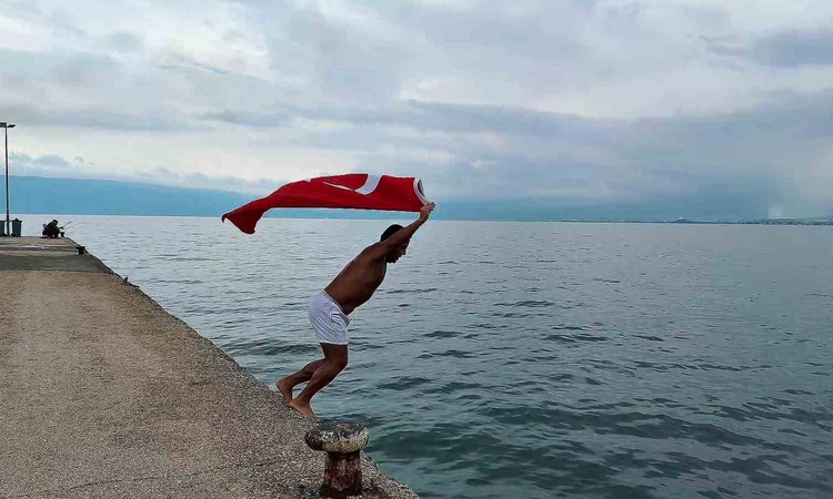 Son Gelişme: Şahin Sevinç, Gemlik'te soğuk havaya rağmen Türk bayrağıyla denize girdi
