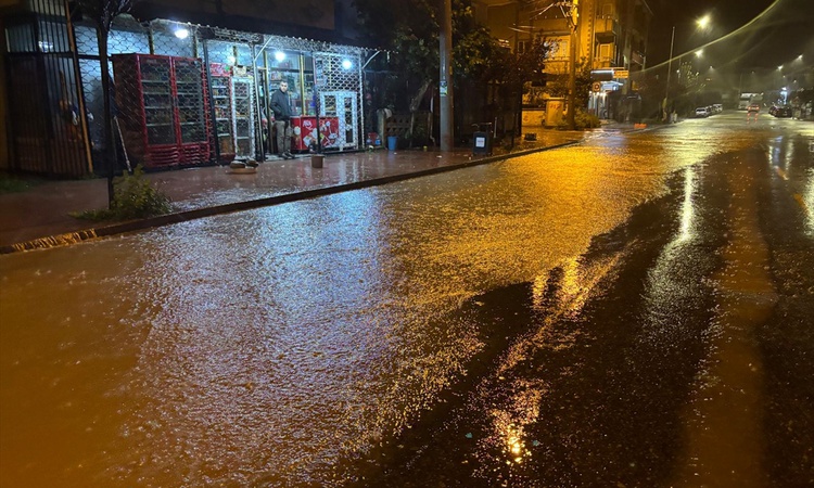 Son Gelişme: Sakarya'da sağanak Kaynarca'da iş yerlerini su bastı, Karasu'da sele dönüştü | İşte Tüm Ayrıntıla