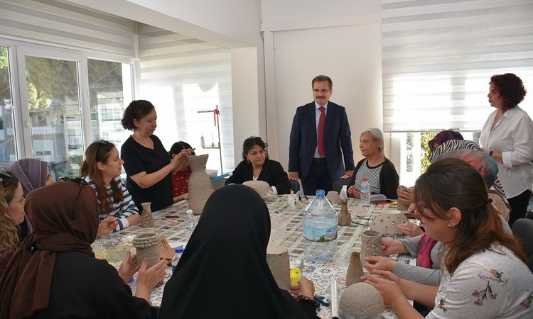 Son Gelişme: Salihli Kaymakamı Güldoğan, kadınlara yönelik ADEM kursları hakkında bilgi aldı