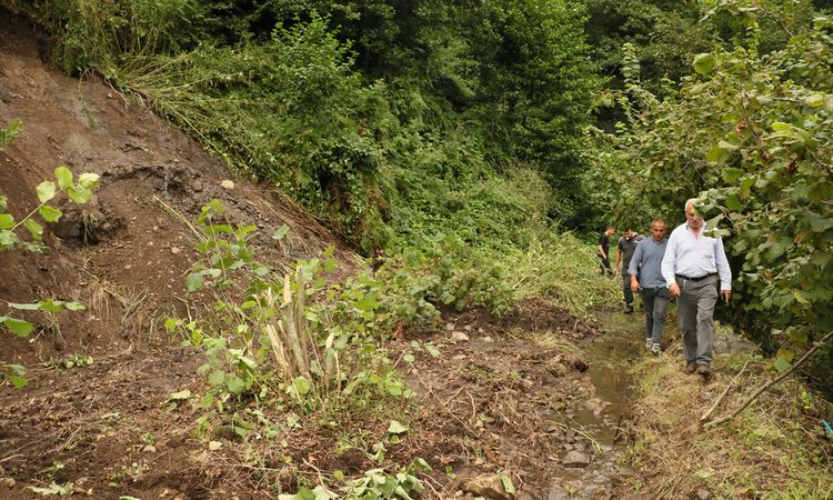 Son Gelişme: Salıpazarı'nda Sağanak Heyelana Yol Açtı, Yollar Ulaşıma Kapandı - Son Dakika Bilgileri