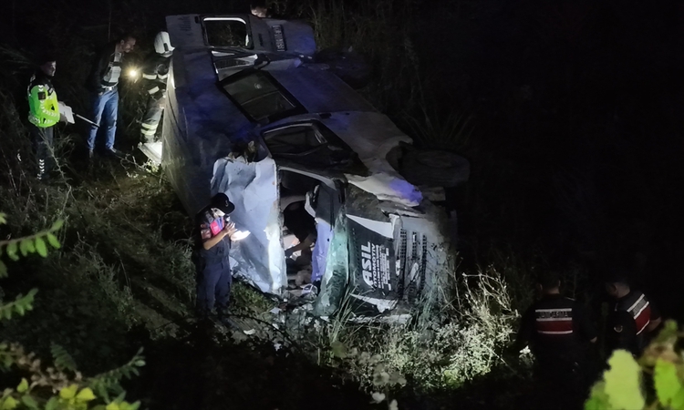 Son Gelişme: Samsun Bafra'da minibüs Kızılırmak Seddesi'ne devrildi, 2 kişi yaralandı ve Merak Edilenler