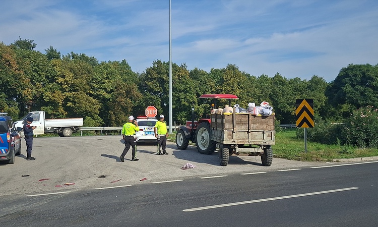 Son Gelişme: Samsun Bafra'da traktörle çarpışan motosiklet sürücüsü yaralanıp hastaneye kaldırıldı ve Merak Ed