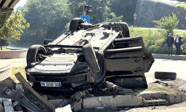 Son Gelişme: Samsun Canik'te kırmızı ışıkta yola çıkan araç cipi takla attırdı, 1 kişi yaralandı
