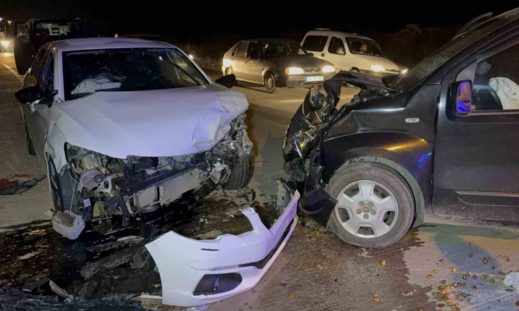 Son Gelişme: Samsun İlkadım'da otomobil ile hafif ticari araç çarpıştı, 5 kişi yaralandı ve Merak Edilenler