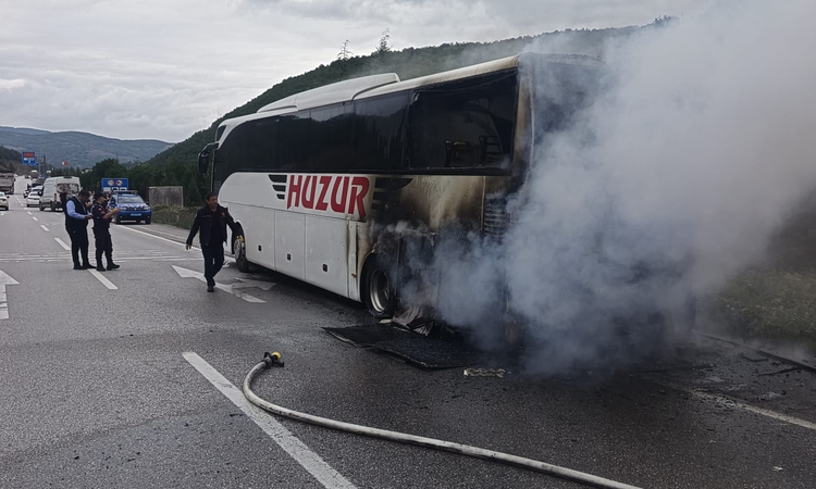 Son Gelişme: Samsun Kavak'ta yolcu otobüsünün motoru alev aldı, araç kullanılamaz hale geldi: Gelişmeler Takip