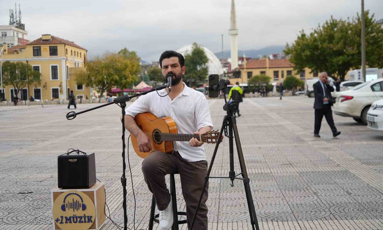 Son Gelişme: Samsun'da sokak müzisyeni Sadık Keleş, 3 noktada şarkılarla geçim sağlıyor: Gelişmeler Takip Edil
