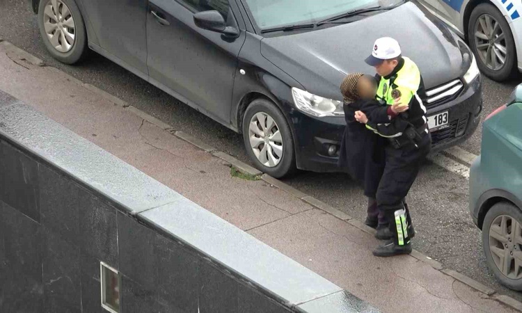 Son Gelişme: Samsun'da trafik polisi, kazada yaralanan kadını yeleğiyle yağmurdan korudu: Gelişmeler Takip Edi
