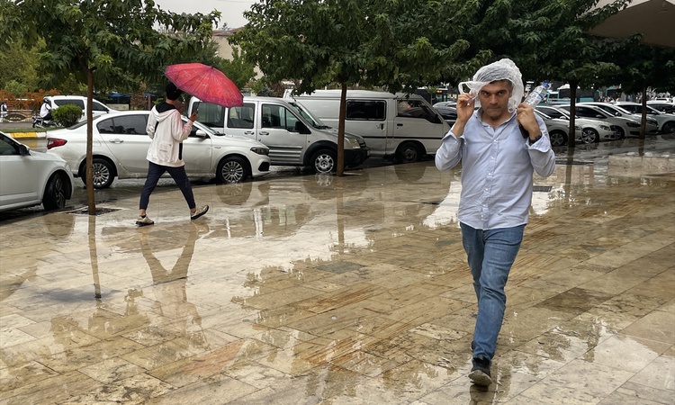 Son Gelişme: Şanlıurfa'da sağanak, yollarda su birikintisi oluşturdu, vatandaşlar zor anlar yaşadı - Son Dakik