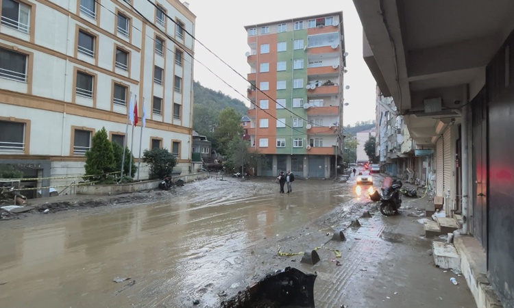 Son Gelişme: Sarıyer Ayazağa'da sel sonrası toplu ulaşım yeniden başlatıldı
