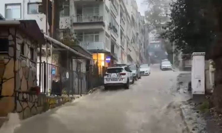 Son Gelişme: Sarıyer'de sağanak yolları göle çevirdi, rögarlar taştı, o anlar kameraya yansıdı - Son Dakika Bi