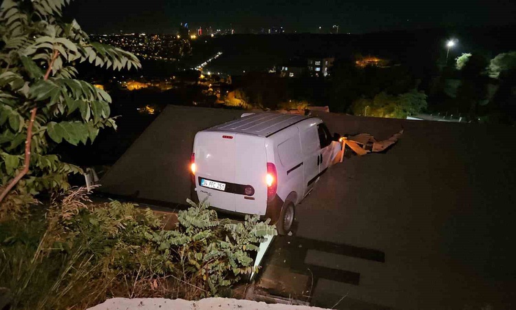 Son Gelişme: Sarıyer'de yokuşta kayan hafif ticari araç evin çatısına uçtu, sürücü hafif yaralandı ve Merak Ed