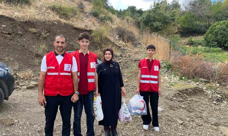 Son Gelişme: Sason'da lise öğrencileri ve Kızılay, dezavantajlı ailelere gıda yardımı ulaştırdı