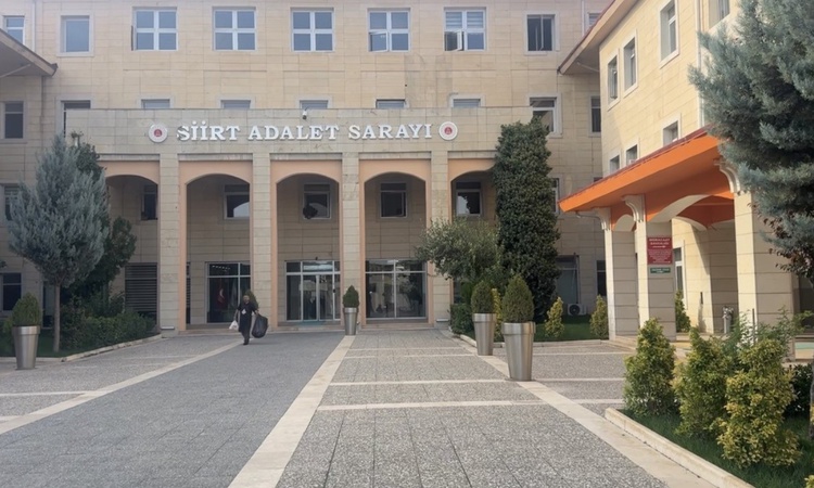 Son Gelişme: Siirt'te Mekiye Akyel davasında gerginlik meydana geldi, sanık yakınları salondan çıkarıldı - Son