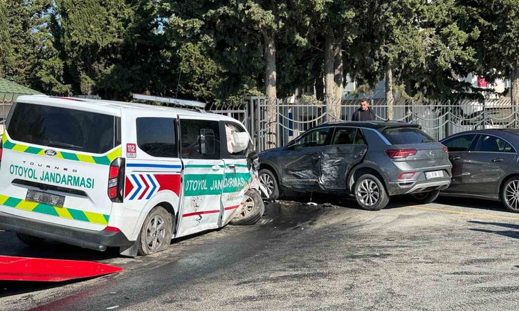 Son Gelişme: Silivri'de jandarma aracı sivil araçla çarpıştı, 3 jandarma ve kadın sürücü yaralandı | İşte Tüm