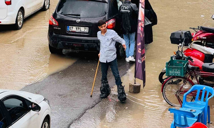 Son Gelişme: Şırnak Cizre'de sağanak sokakları sular altında bıraktı, uzun araç kuyruğu oluştu