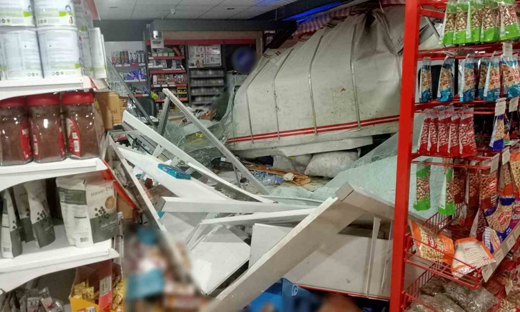 Son Gelişme: Sivas Koyulhisar'da markete dalan kamyonetin neden olduğu kazada 2 kişi yaralandı
