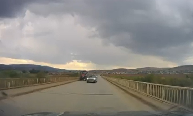 Son Gelişme: Sivas'ta hatalı sollama yapan sürücü son anda manevrayla kazadan kurtuldu