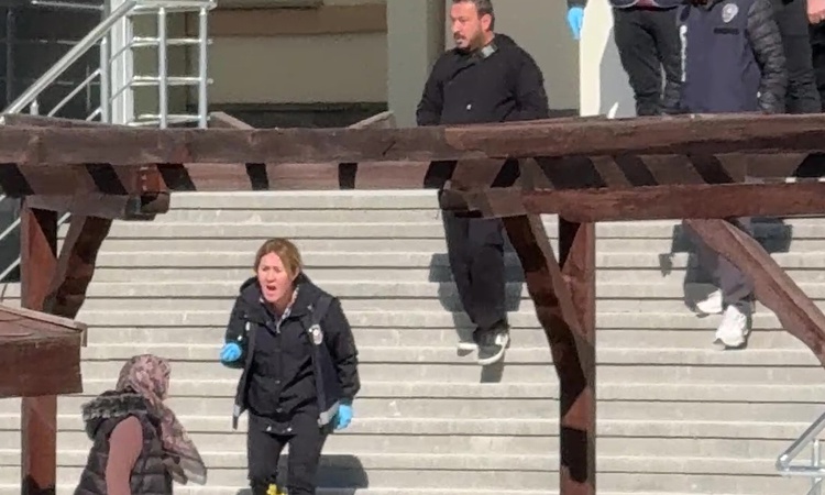 Son Gelişme: Sivas'ta KPSS kapısı kapanınca 1 dakika geç kalan aday sinir krizi geçirdi.: Gelişmeler Takip Edi