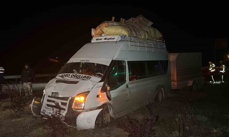 Son Gelişme: Sivas'ta tarım işçilerini taşıyan minibüs otomobille çarpıştı, 2 kişi yaralandı: Gelişmeler Takip