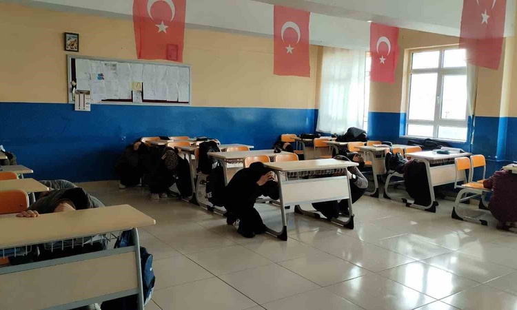 Son Gelişme: Sivas'ta tüm kademe okullarda deprem tatbikatı 81 ilde eş zamanlı yapıldı | İşte Tüm Ayrıntılar