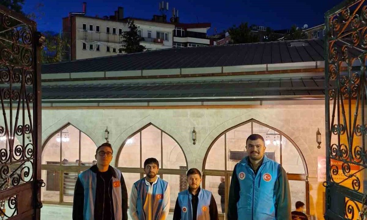 Son Gelişme: Sivas'ta üniversite öğrencileri kapalı esnaf dükkanlarına siftah parası bıraktı
