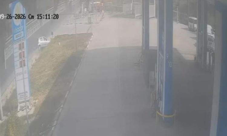 Son Gelişme: Söke'de otomobil duvara çarpıp yan yattı; kaza anı kamerada, 3 kişi yaralandı: Gelişmeler Takip E