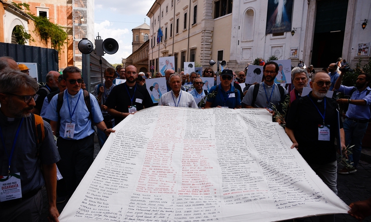 Son Gelişme: Soykırıma Karşı Rahipler, Roma'da 300 çocuk için Vatikan yakınında yürüdü | İşte Tüm Ayrıntılar