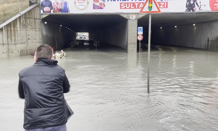 Son Gelişme: Sultangazi'de alt geçidi su bastı; otomobil mahsur kaldı - 1 - Son Dakika Bilgileri