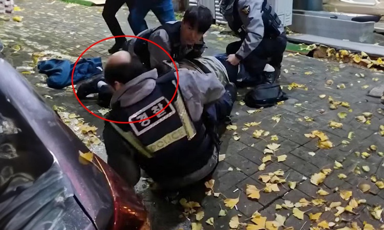 Son Gelişme: Şüpheliyle boğuşurken peruğu uçtu! Yardımına vatandaş koştu ve Merak Edilenler