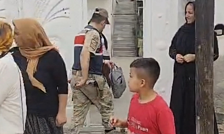 Son Gelişme: Suruç'ta 4 kadın, 50 yaşındaki kadını bıçakla yaralayıp 18 altınla kaçtı - Son Dakika Bilgileri