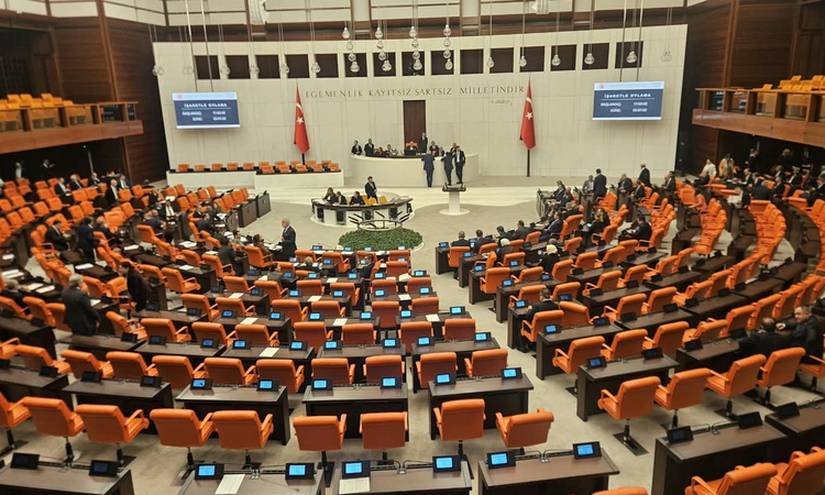 Son Gelişme: TBMM Genel Kurulu'nda fon düzenlemesi tartışması... Muhalefetten AK Parti'ye “gece yarısı önerges