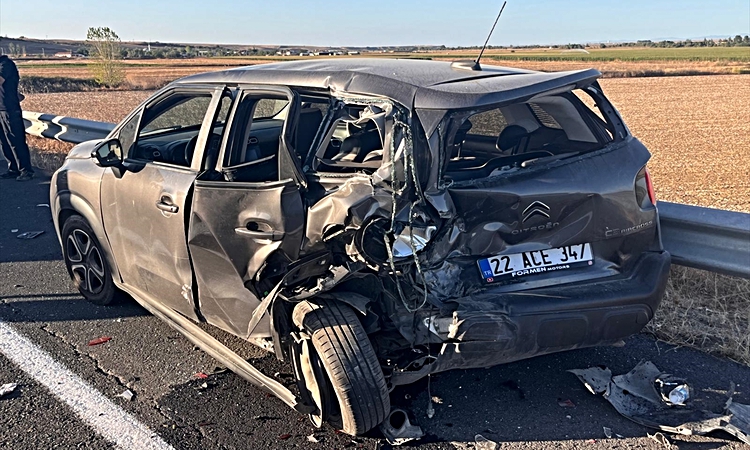 Son Gelişme: Tekirdağ'da hafif ticari aracın park halindeki otomobile çarptığı kazada 4 kişi yaralandı | İşte