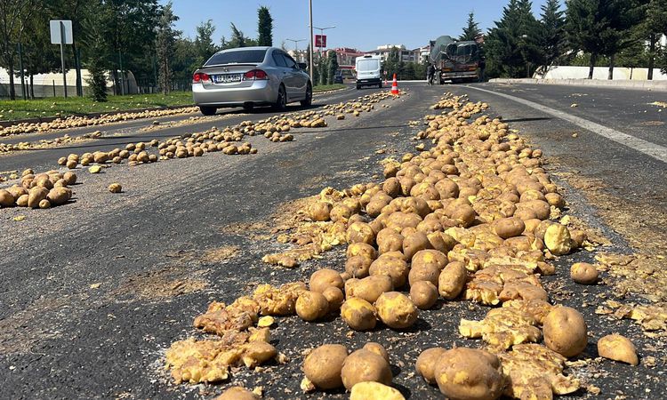 Son Gelişme: TIR’ın dorsesindeki 1 ton patates yola döküldü, ulaşım aksadı ve Merak Edilenler