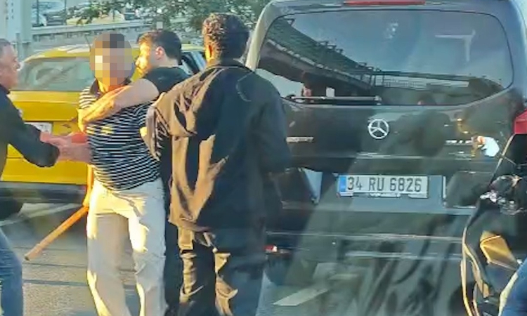 Son Gelişme: Trafik kazası sonrası çıkan yumruklu ve sopalı kavga kamerada - Son Dakika Bilgileri