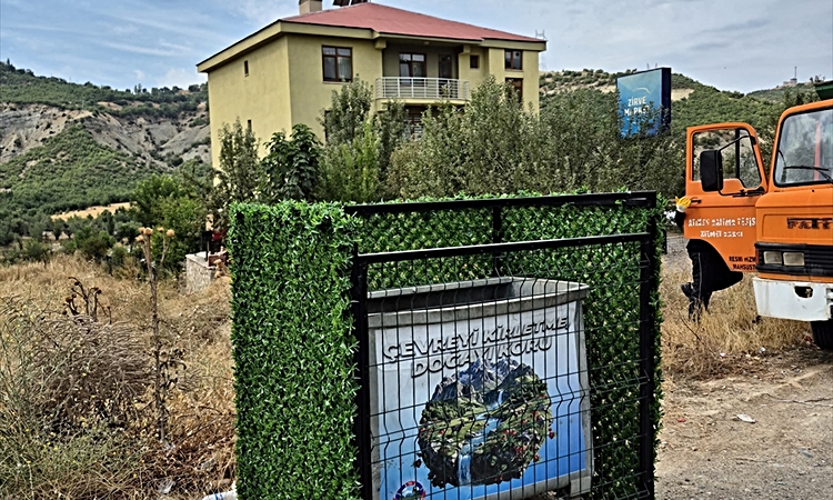 Son Gelişme: Tunceli'de çöp konteynerleri çim çitli kafeslerle çevrilerek kirlilik azaltılıyor - Son Dakika Bi