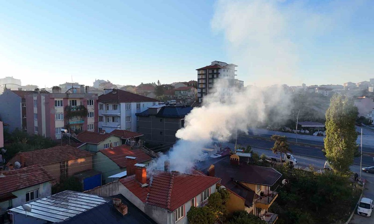 Son Gelişme: Uşak Dikilitaş'ta tek katlı evin çatısındaki yangın itfaiye ekiplerince söndürüldü: Gelişmeler Ta