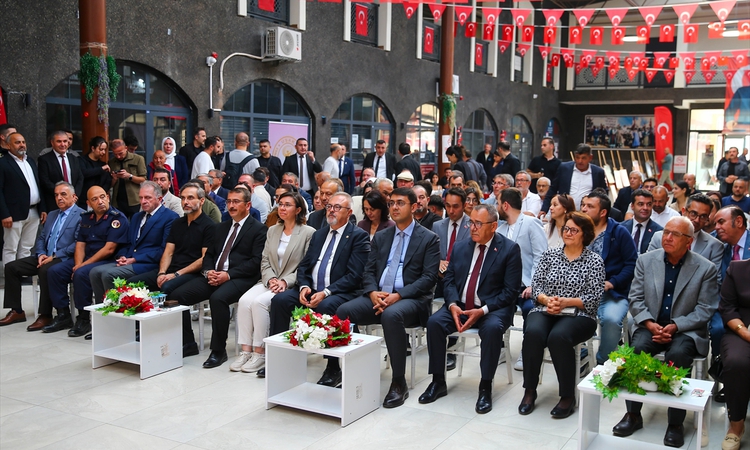 Son Gelişme: Uşak'ta 46 yıllık terziye "Yılın Ahisi" ödülü verildi: Gelişmeler Takip Ediliyor