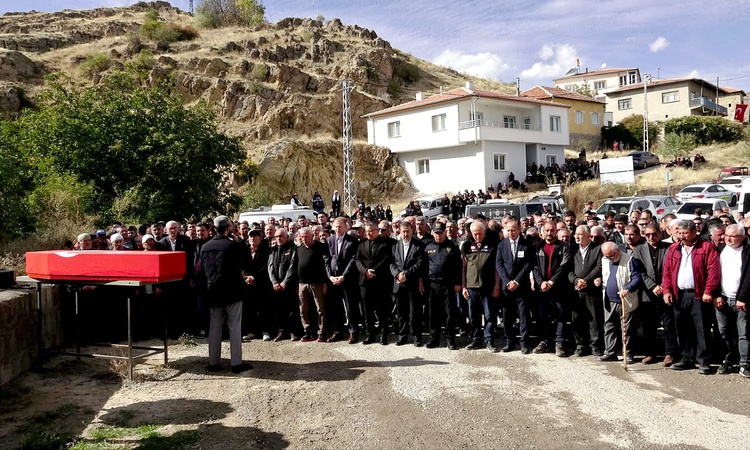 Son Gelişme: Van'da TIR kazasında ölen polis Mustafa Oğuzhan Çavuş Kayseri'de toprağa verildi - Son Dakika Bil