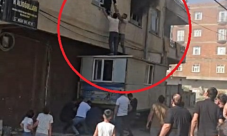 Son Gelişme: Yangında mahsur kalan kadını konteynerin üzerine çıkarak kurtardılar: Gelişmeler Takip Ediliyor