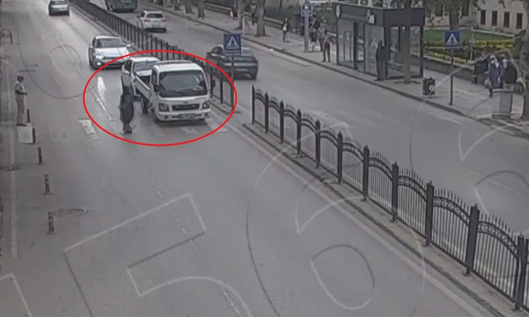 Son Gelişme: Yaya geçidinde duran kamyonete otomobilin çarptığı kaza kamerada - Son Dakika Bilgileri