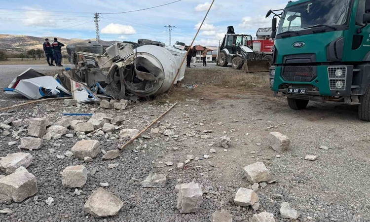 Son Gelişme: Yozgat Kadışehri'nde devrilen beton mikseri metrelerce sürüklendi, sürücü yaralandı | İşte Tüm Ay
