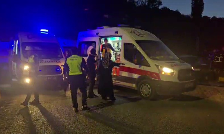 Son Gelişme: Zonguldak'ta akşam saatlerinde kavşakta çarpışan araçlarda bulunan 6 kişi yaralandı