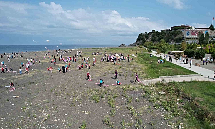 Son Gelişme: Zonguldak'ta öğrenciler, Filistinli çocuklar için Kozlu Sahil'de uçurtma uçurdu. | İşte Tüm Ayrın