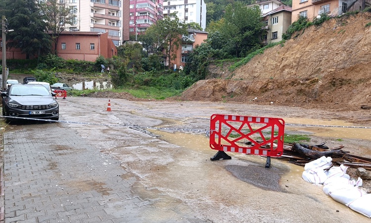 Son Gelişme: Zonguldak'ta sağanak nedeniyle heyelanlarda istinat duvarı çöktü, bir ev boşaltıldı | İşte Tüm Ay