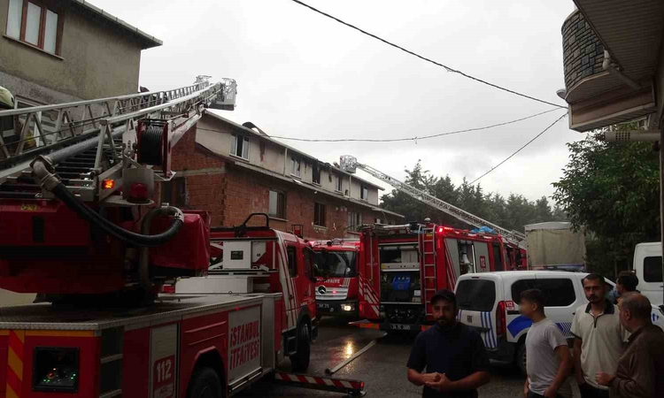 Sultanbeyli’de kentsel dönüşüm için boşaltılan binanın çatısı yandı: 1 kişi dumandan etkilendi: Gelişmeler Tak
